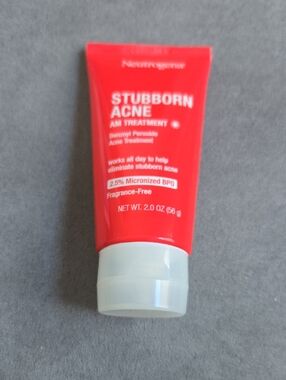 Neutrogena Stubborn Acne AM Treatment - Red Tube with White Cap